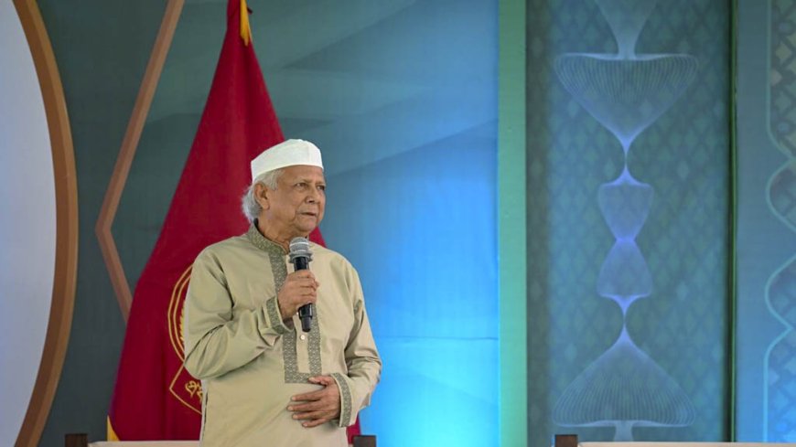 তেজগাঁওয়ে প্রধান উপদেষ্টা কার্যালয়ের লনে ঈদ শুভেচ্ছা বিনিময়ের আয়োজন করেন মুহাম্মদ ইউনূস। শুভেচ্ছা বিনিময়ে তার সঙ্গে ছিলেন উপদেষ্টা পরিষদের সদস্যরা।