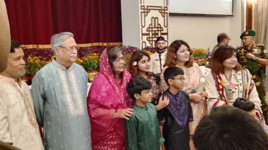 সরকারের উপদেষ্টা, রাজনীতিবিদ, সামরিক ও সরকারি কর্মকর্তা, কূটনীতিক ও বিভিন্ন শ্রেণি পেশার মানুষ এতে অংশ নেন।