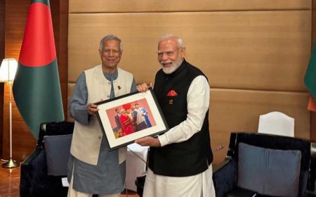 মোদীকে ১০ বছর আগের কথা মনে করিয়ে ছবি উপহার ইউনূসের