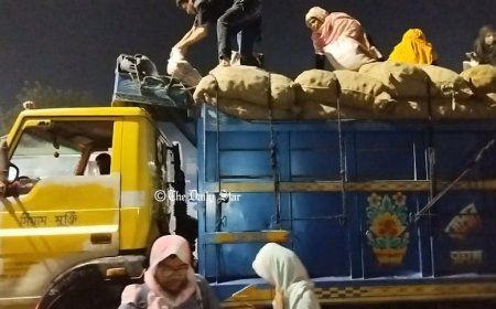 ঝুঁকি নিয়ে পণ্যবাহী ট্রাকে ঢাকায় ফিরছেন নিম্ন আয়ের মানুষ