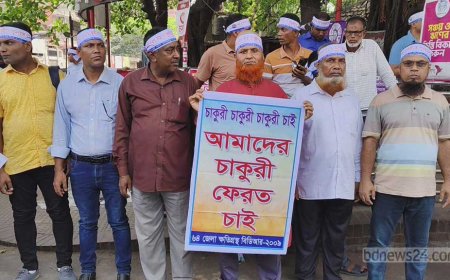 চাকরি ফেরত চেয়ে পিলখানার সামনে চাকরিচ্যুতদের অবস্থান