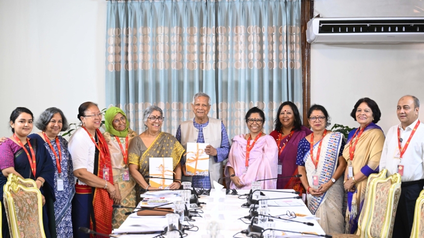 প্রধান উপদেষ্টার হাতে নারী বিষয়ক সংস্কার প্রতিবেদন হস্তান্তর
