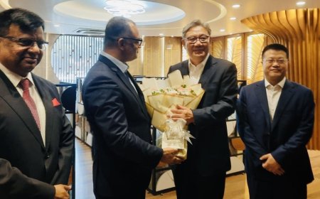 ১০০ ব্যবসায়ী নিয়ে ঢাকায় এলেন চীনের বাণিজ্যমন্ত্রী ওয়াং ওয়েনতাও