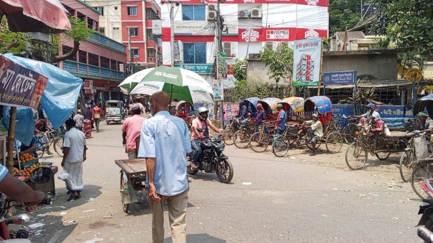 ৪২ ডিগ্রি তাপে পুড়ছে চুয়াডাঙ্গা, গলে যাচ্ছে রাস্তার পিচ