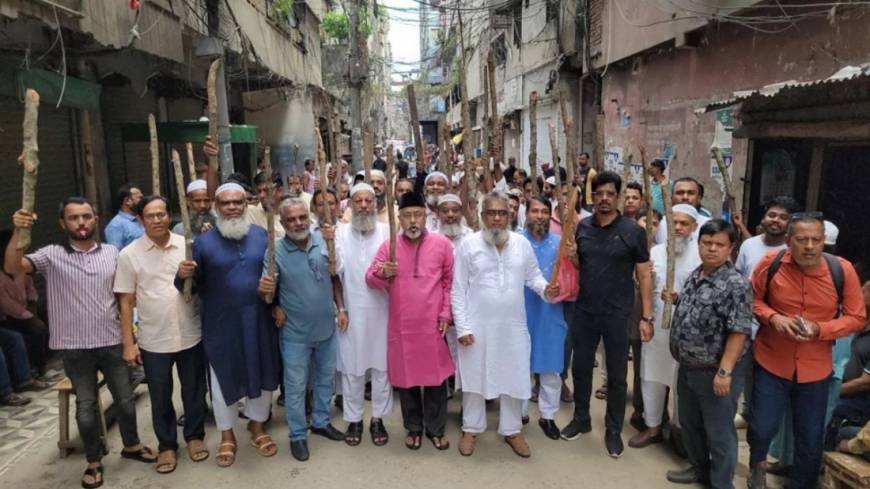চাঁদাবাজির প্রতিবাদে ব্যবসায়ীদের লাঠি মিছিল