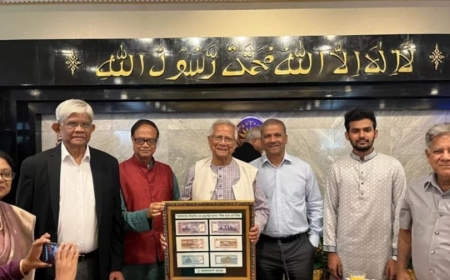 প্রধান উপদেষ্টার কাছে নতুন ব্যাংকনোটের ছবি হস্তান্তর