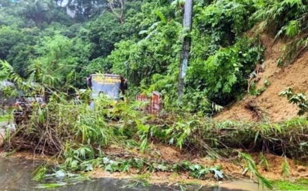 রাঙ্গামাটি ও খাগড়াছড়িতে পাহাড় ধস, সড়ক যোগাযোগ বন্ধ