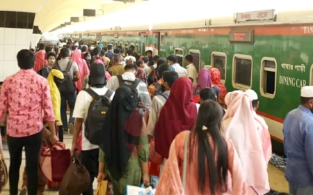 ট্রেনে-বাসে স্বস্তির ঈদ যাত্রা, লঞ্চে যাত্রী কম