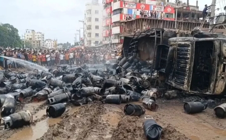 ব্রাহ্মণবাড়িয়ায় সিলিন্ডারবাহী ট্রাক উল্টে বিস্ফোরণ-আগুন