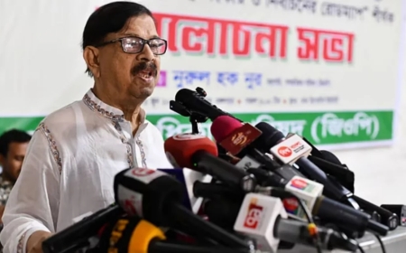 প্রশ্ন করলে জবাবের বদলে মিষ্টি হাসি দিয়ে বিদায় করে দেন ড. ইউনূস: মান্না