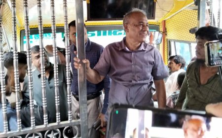 মহাখালী বাস টার্মিনাল পরিদর্শনে স্বরাষ্ট্র উপদেষ্টা