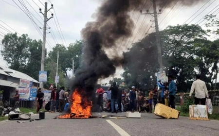 ছাত্রদলের কমিটি বাতিলের দাবিতে টায়ার জ্বালিয়ে সড়ক অবরোধ