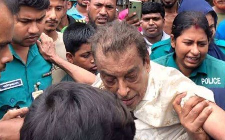 খুলনায় আ.লীগ নেতাকে গণধোলাই দিয়ে পুলিশে সোপর্দ