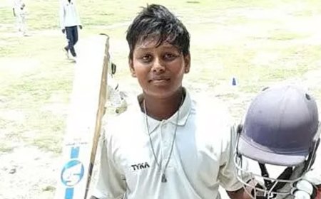 ১৩৪ বলে ৩২৭ রানের ইনিংস খেলে আলোচনায় ১৩ বছরের কিশোর