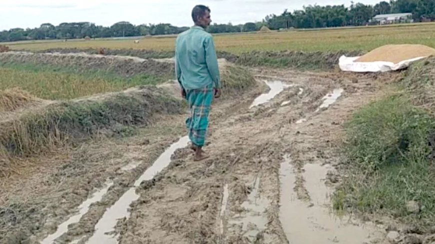 সড়কের মাটি খুড়ে নিরুদ্দেশ ঠিকাদার, দুর্ভোগে ১৫ গ্রামের মানুষ