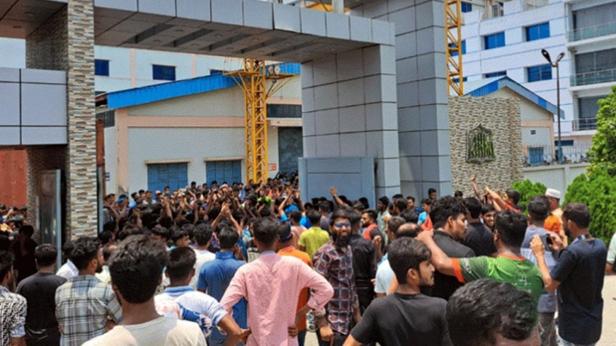 কুষ্টিয়ায় বেতন বৈষম্যে শ্রমিক আন্দোলন উত্তাল, দুই কারখানায় ছুটি ঘোষণা