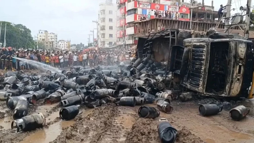 ব্রাহ্মণবাড়িয়ায় সিলিন্ডারবাহী ট্রাক উল্টে বিস্ফোরণ-আগুন