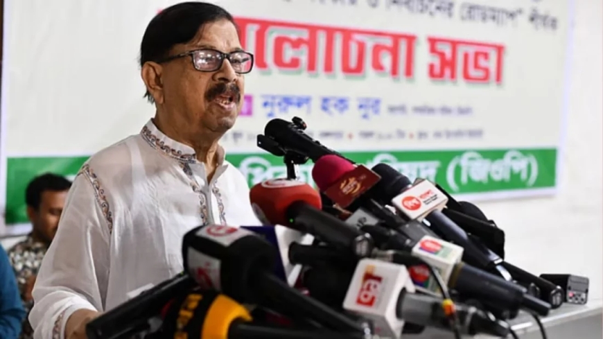 প্রশ্ন করলে জবাবের বদলে মিষ্টি হাসি দিয়ে বিদায় করে দেন ড. ইউনূস: মান্না