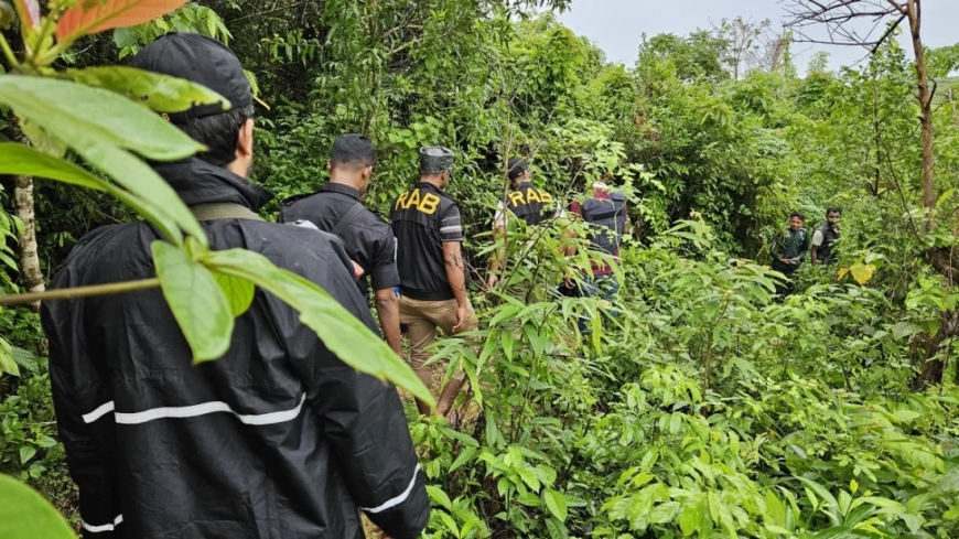 টেকনাফের গহীন পাহাড়ে র‌্যাবের অভিযান