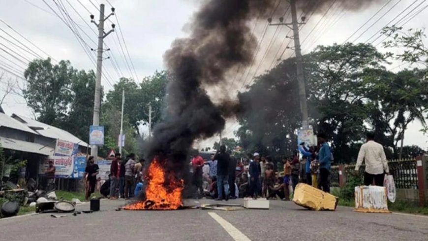 ছাত্রদলের কমিটি বাতিলের দাবিতে টায়ার জ্বালিয়ে সড়ক অবরোধ