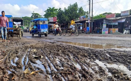 বৃষ্টির পানিতে ধুঁকছে বরিশাল-ঢাকা মহাসড়ক