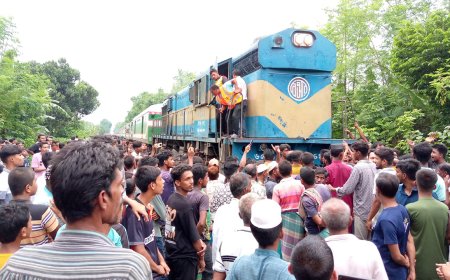 চুয়াডাঙ্গায় রেললাইনে যুবকের মৃত্যু, এলাকাবাসীর ট্রেন অবরোধ