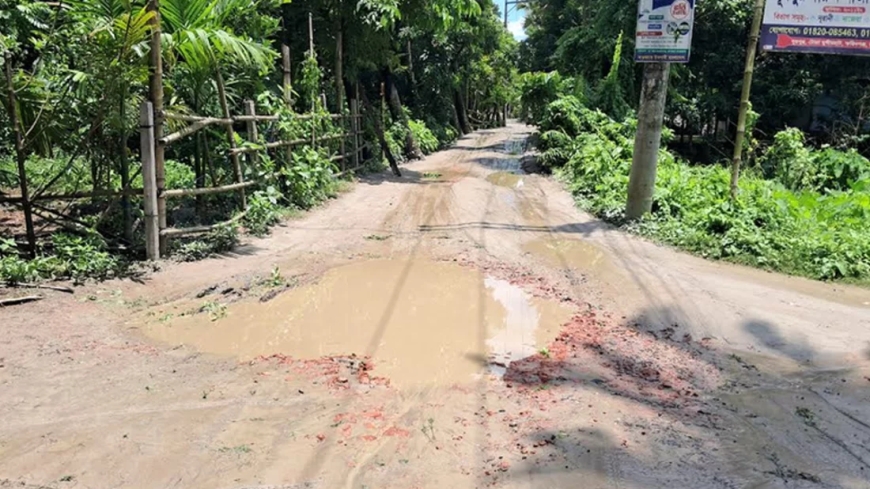 চাঁদপুরে ১৬ বছরেও সংস্কার হয়নি ৩ কিলোমিটার সড়ক, পাঁচ গ্রামের মানুষের ‘মরণ ফাঁদ’