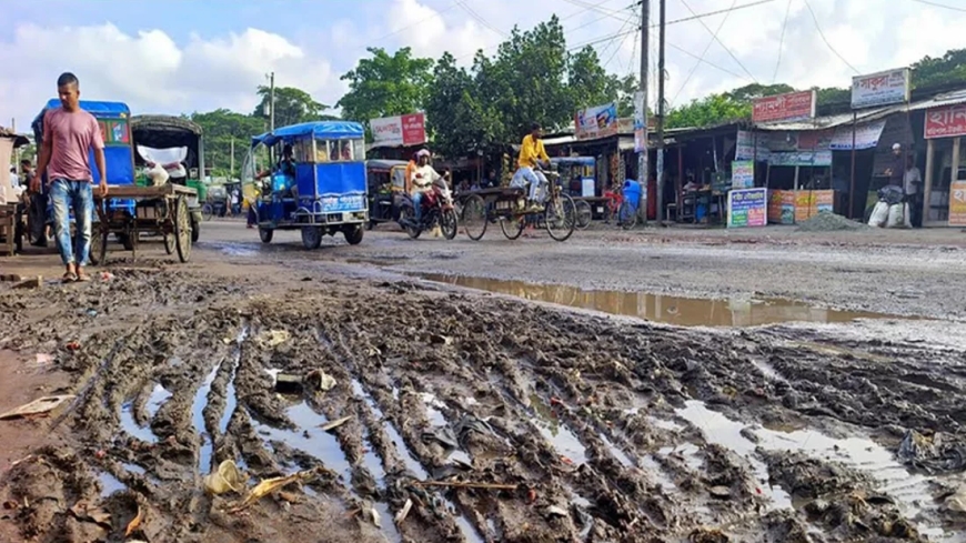 বৃষ্টির পানিতে ধুঁকছে বরিশাল-ঢাকা মহাসড়ক