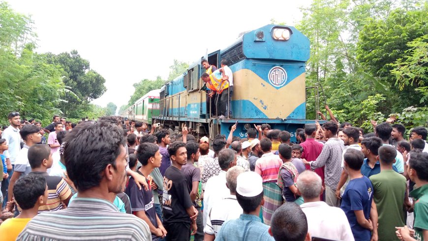 চুয়াডাঙ্গায় রেললাইনে যুবকের মৃত্যু, এলাকাবাসীর ট্রেন অবরোধ