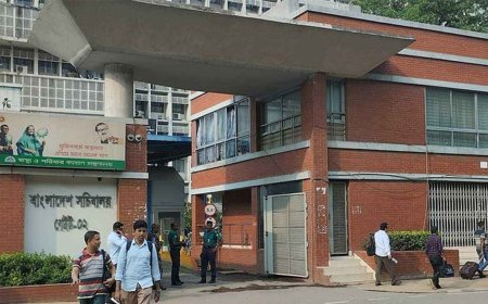 উপদেষ্টা পরিষদের বৈঠক, সচিবালয়ে ড. ইউনূস