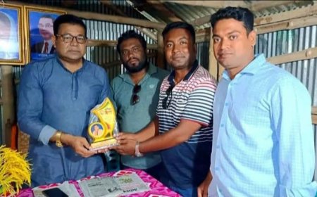 জনপ্রিয় কন্ঠশিল্পী মনির খানকে সম্মাননা প্রদান