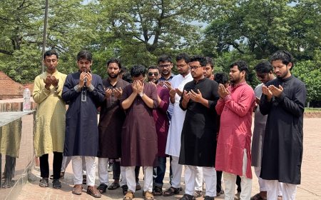 “রায়েরবাজার বধ্যভূমিতে শহীদদের প্রতি ডাকসু নেতাদের শ্রদ্ধা নিবেদন”