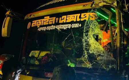 যশোরে বাঁশবোঝাই ট্রাকে বাসের ধাক্কায় পুলিশসহ ৩ জন নিহত
