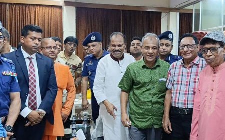 ‘এবার পূজার আয়োজন খুবই ভালো’ — স্বরাষ্ট্র উপদেষ্টা