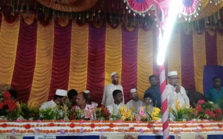 হাজিরহাট বাজারের কেন্দ্রীয় মন্দিরে দুর্গাপূজা মণ্ডপ পরিদর্শন করেন জামায়েত নেতা।