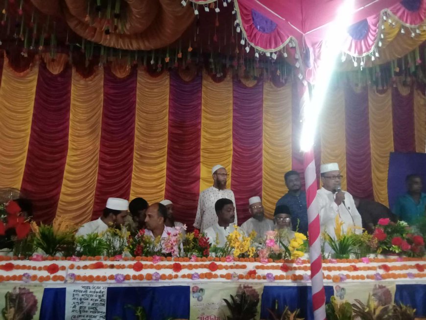 হাজিরহাট বাজারের কেন্দ্রীয় মন্দিরে দুর্গাপূজা মণ্ডপ পরিদর্শন করেন জামায়েত নেতা।