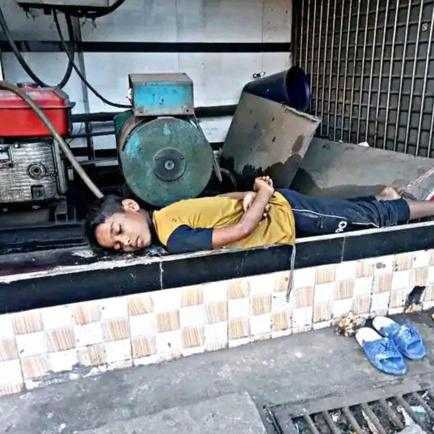 অলংকার মোড়ে পথশিশুর জীবনসংগ্রাম — বারো ইঞ্চির ঘুমের গল্প