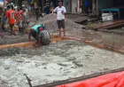 গলাচিপায় বৃষ্টি উপেক্ষা করে রাস্তায় আরসিসি ঢালাই-ক্ষুব্ধ এলাকাবাসী।