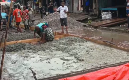 গলাচিপায় বৃষ্টি উপেক্ষা করে রাস্তায় আরসিসি ঢালাই-ক্ষুব্ধ এলাকাবাসী।